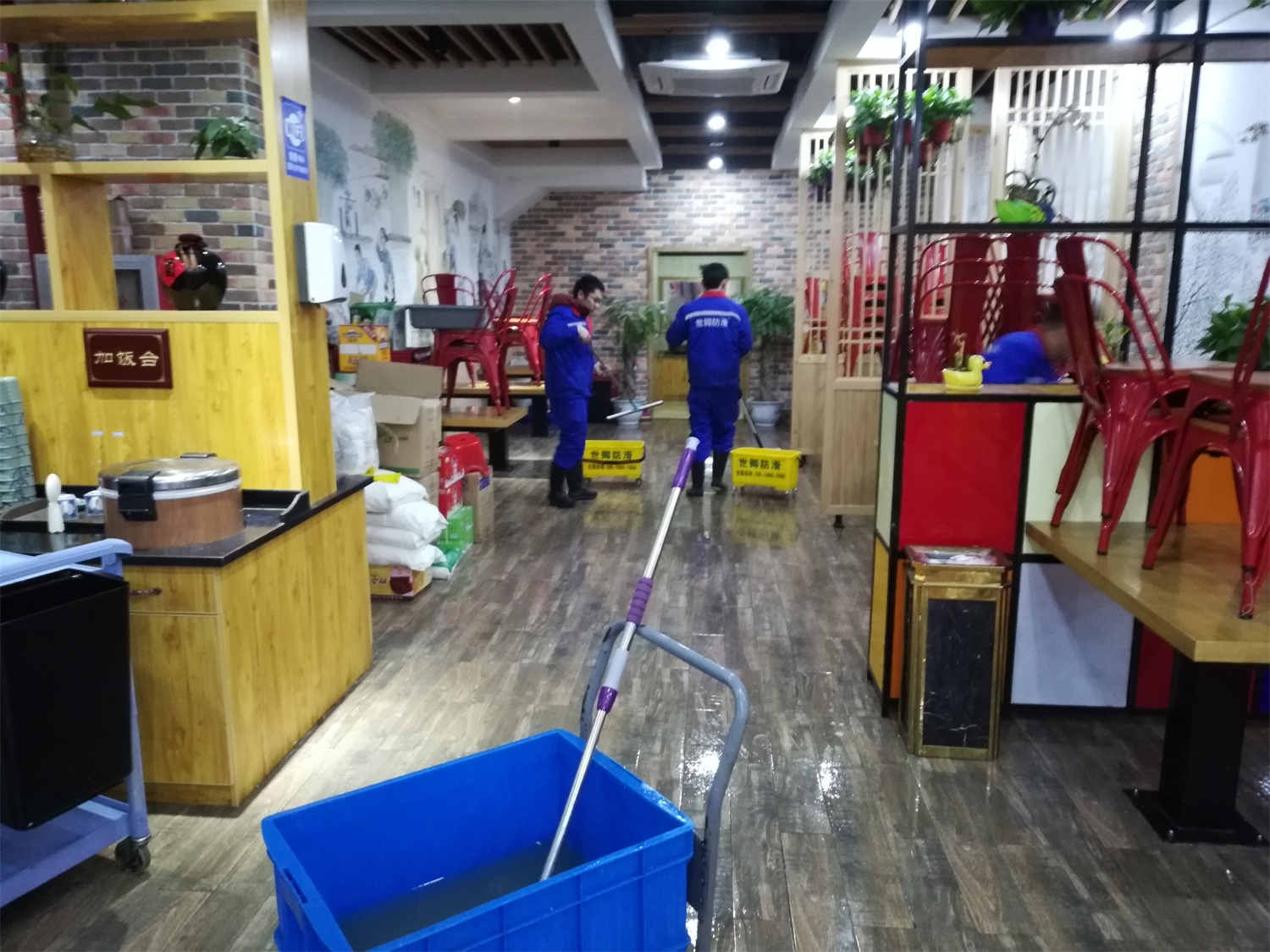 仲农商连锁餐饮八分店地面防滑处理完工