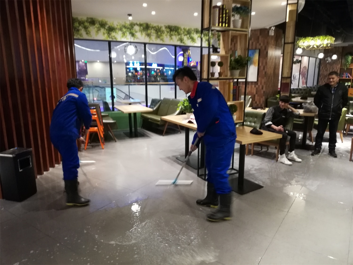 宝龙城市广场520牛排自助餐厅地面防滑处理完工